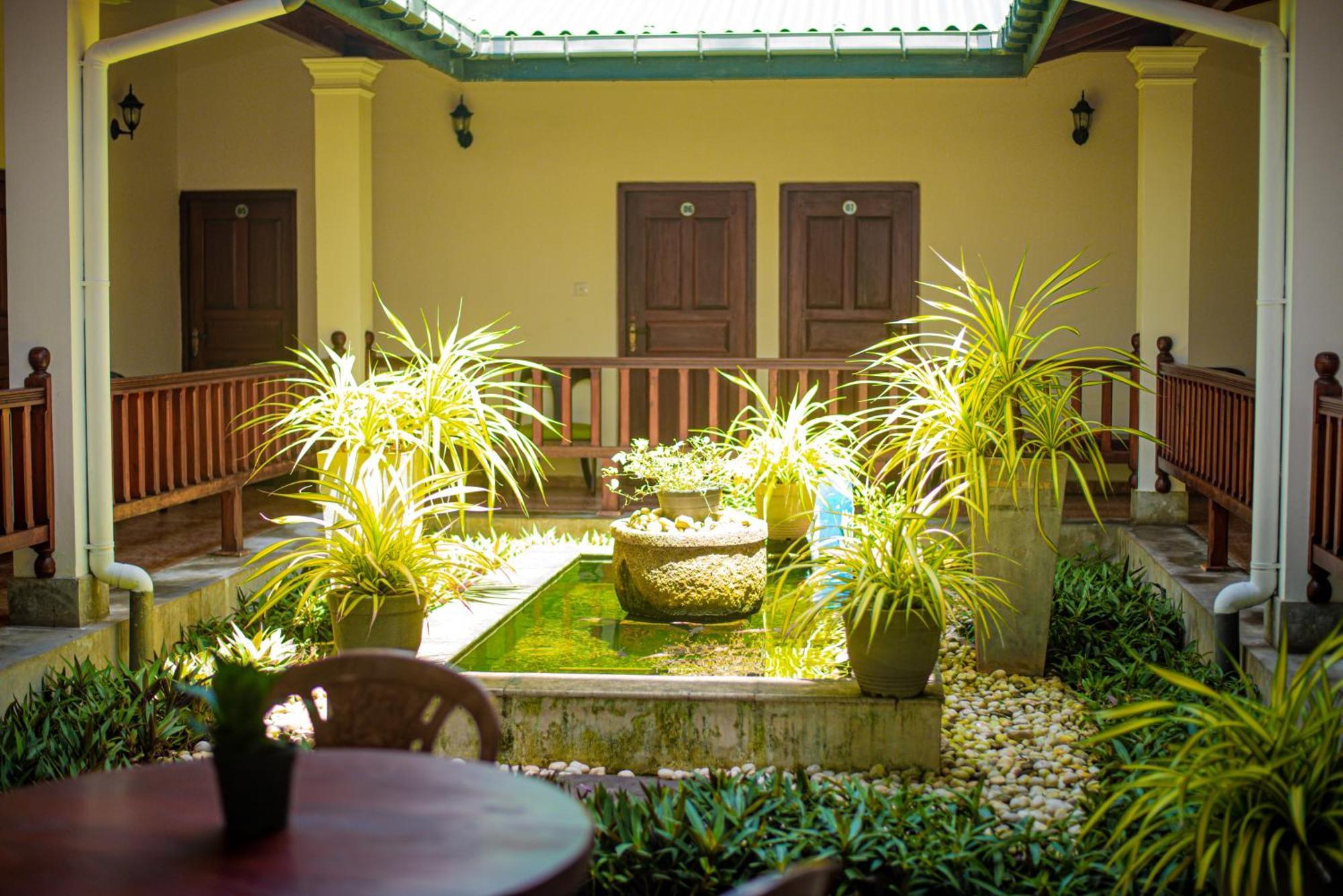 Sundowners Guesthouse Hikkaduwa Exteriör bild