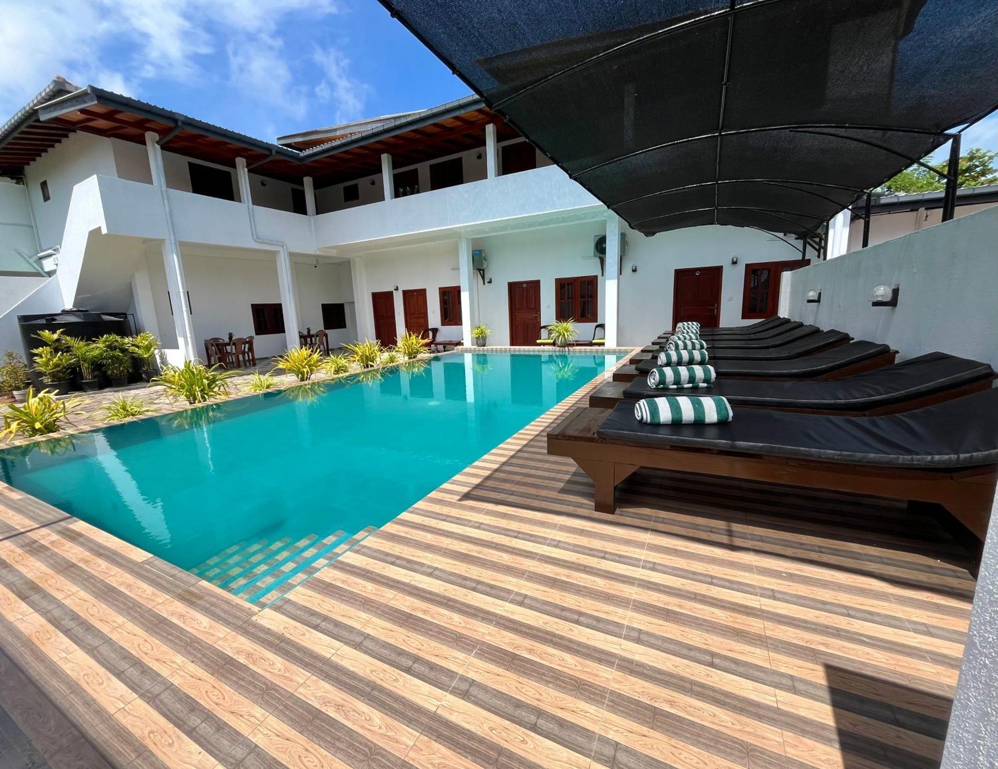 Sundowners Guesthouse Hikkaduwa Exteriör bild