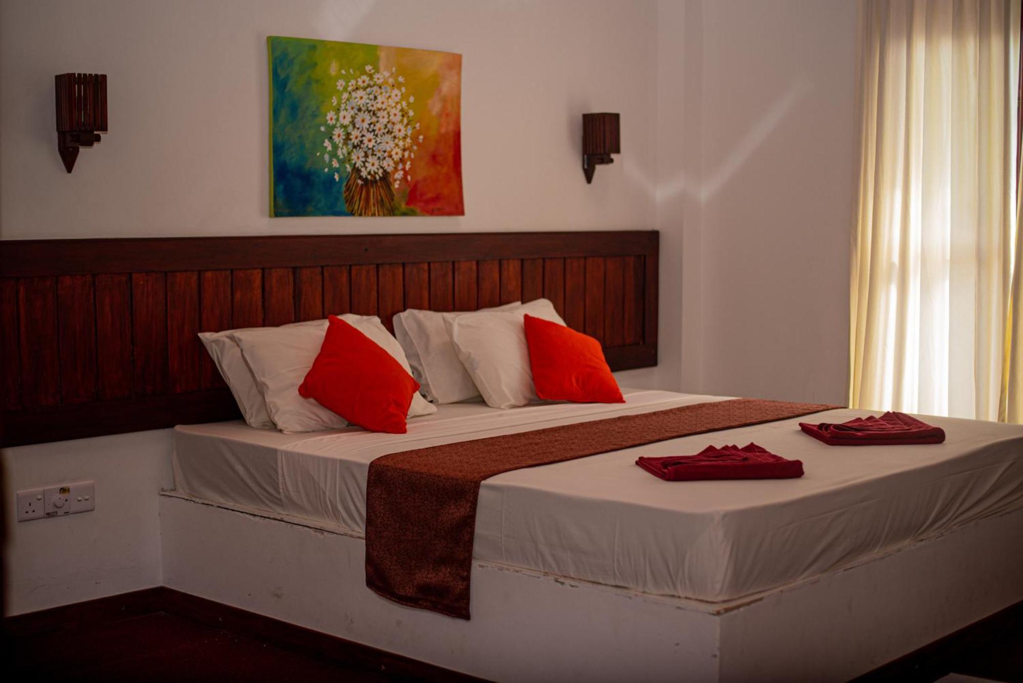 Sundowners Guesthouse Hikkaduwa Rum bild